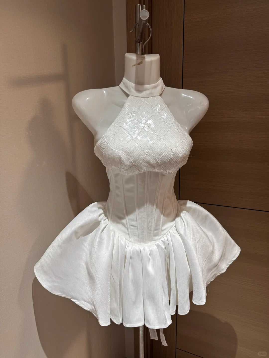 Mignonne Robe de Bal Col Montant Pailletée Blanche Soirée à Rio Inspiration Robes de Hoco Idées Robes de Retour à la Maison RB4032