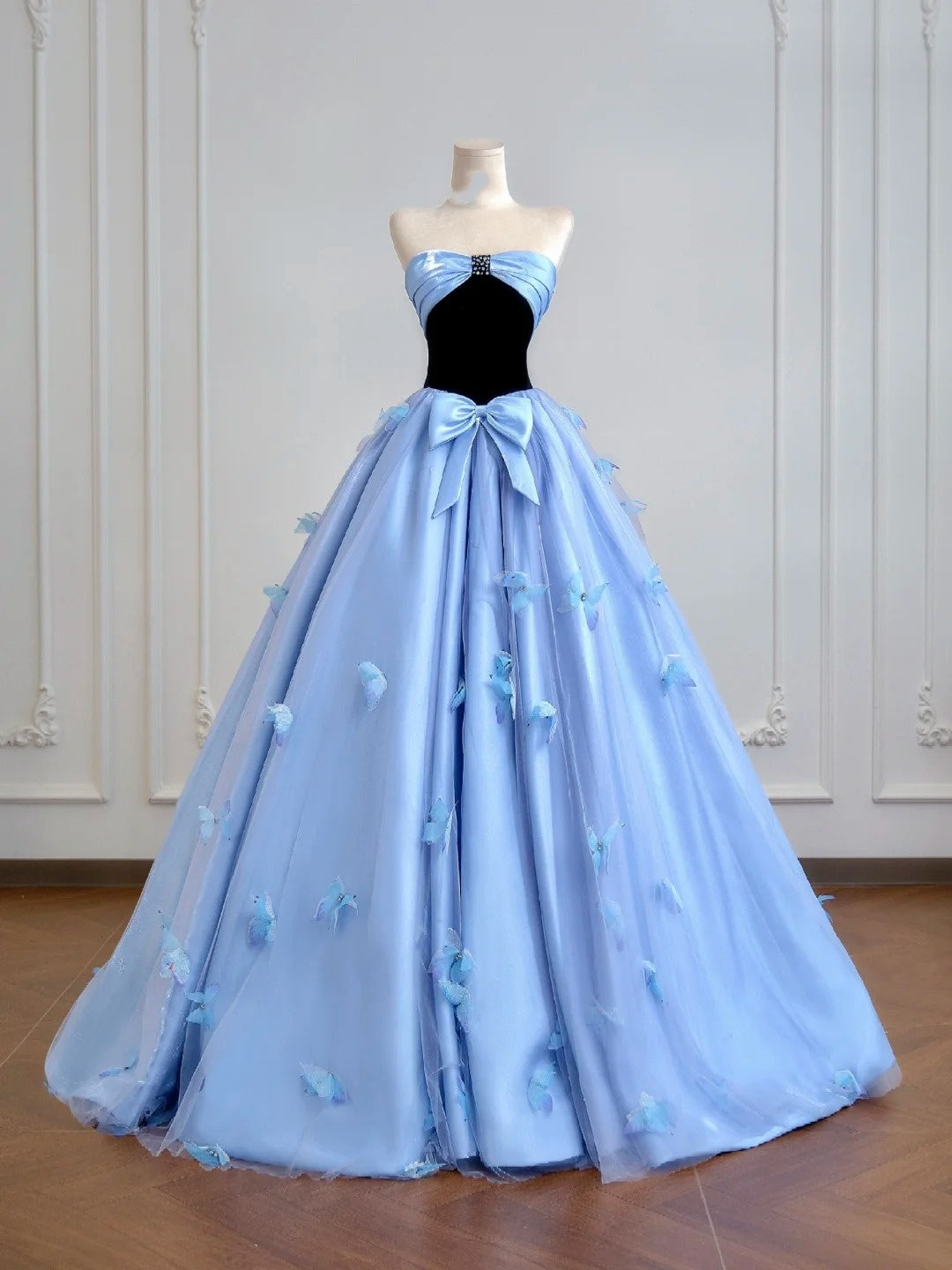Robe de bal intemporelle bustier en satin bleu avec nœud papillon - Inspiration robes de soirée N308