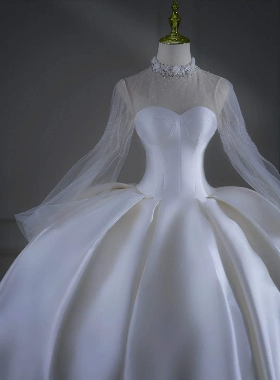 Robe de mariée intemporelle, robe de bal, col montant, satin perlé, traîne courte, robe de mariée longue ajustée AB2521