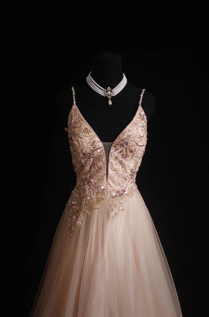 Robe de bal longue en tulle rose poudré à fines bretelles, coupe trapèze, style rétro années 90. Inspiration pour une tenue de 18 ans ou une robe de soirée (N490).