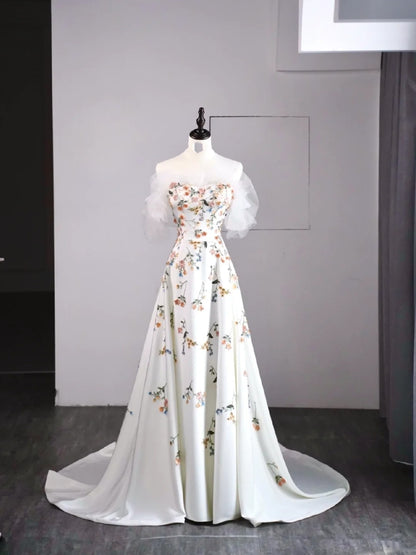 Robe de soirée blanche à imprimé floral, coupe trapèze, décolleté cœur et manches longues, idéale pour les jeunes filles en quête d'une remise de diplômes (N1172).