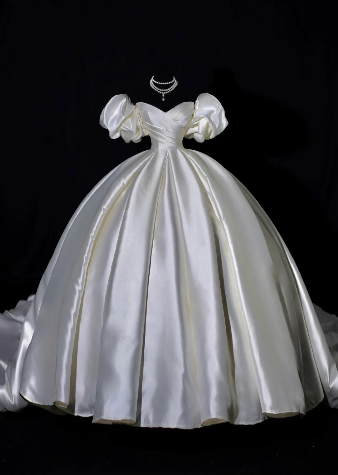 Schlichtes Brautkleid, Ballkleid, schulterfrei, kurze Ärmel, Satin, plissiert, figurbetontes langes Brautkleid AB2532