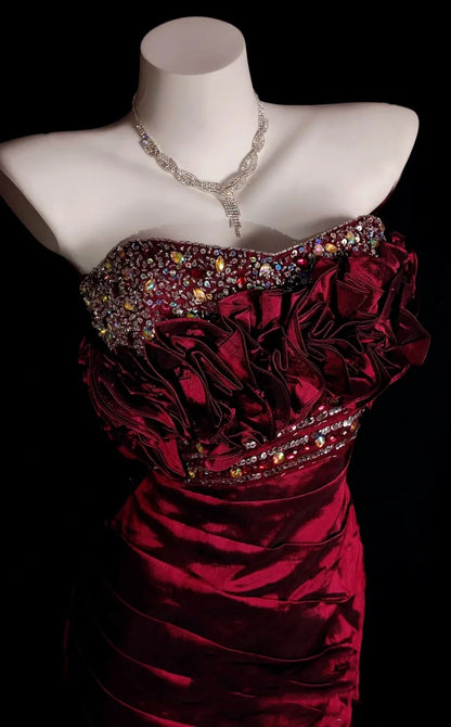 Einzigartige Ballkleider Meerjungfrau Trägerlos Burgunder Ärmellos Mit Rüschen Semi-formelles Abendkleid N3786