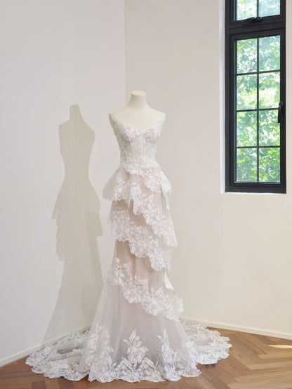 Elegantes Meerjungfrauen-Brautkleid für Damen mit herzförmigem Ausschnitt, mehrlagiger, plissierter Spitze und langer Schleppe AB1499