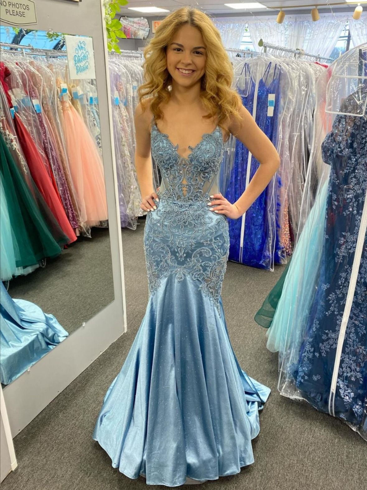 Traumhaftes Meerjungfrauen-Abendkleid mit Spaghettiträgern, dunkelgrün, paillettenbesetzt und blau appliziert – Inspiration für Partys und Balls (RB1650)