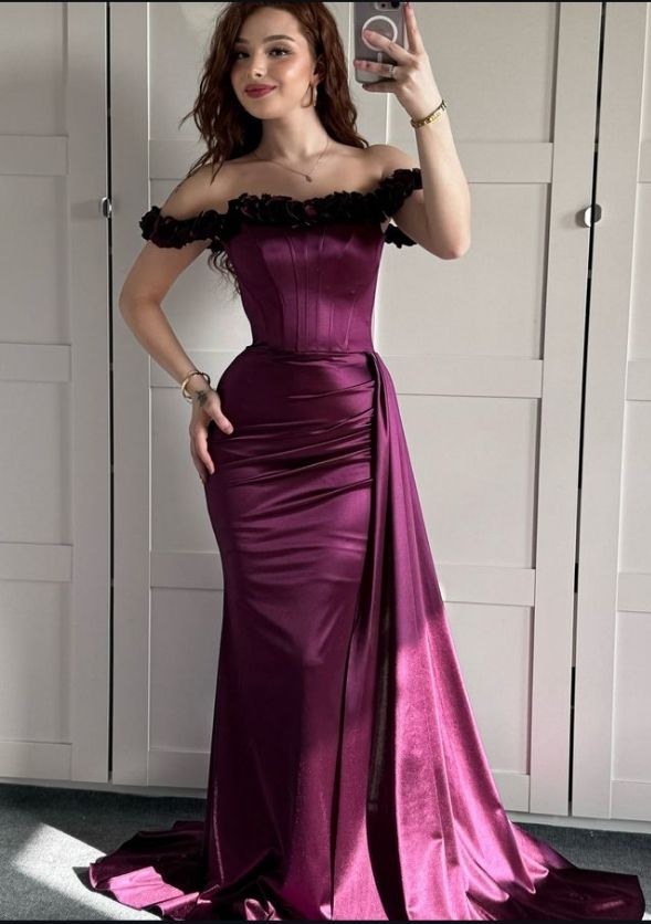 Robe de soirée élégante sirène en satin à épaules dénudées et manches courtes, longue et habillée, idéale pour un dîner chic. Collection AB2013