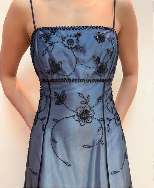 Elegantes, langes, blau-graues, zart perlenbesetztes Tüllkleid in A-Linie – perfekt für formelle Anlässe wie Geburtstage oder Abschlussbälle (N1697)