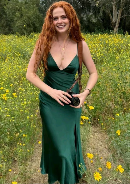 Robe de bal fourreau simple à fines bretelles en satin soyeux vert foncé, longueur thé. Tenue idéale pour un 19e anniversaire. Robe de soirée N244