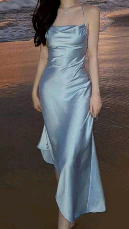 Elegantes, langes Sommerkleid aus blauem Seidensatin mit Spaghettiträgern in A-Linie, ideal für Strand, Abendveranstaltungen und Frühlingshochzeiten (Modell N1398).