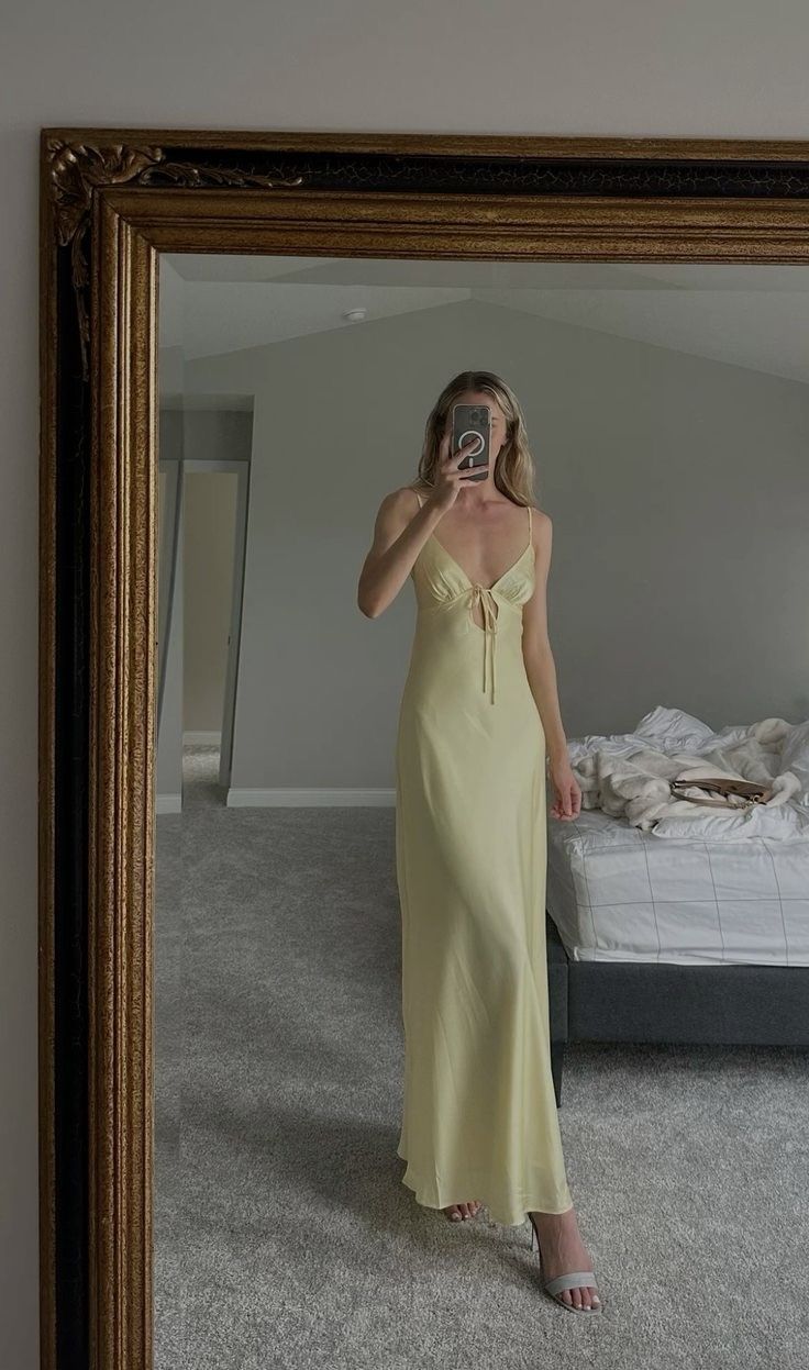 Einfaches, langes, gelbes, seidig-satiniertes A-Linien-Kleid mit Spaghettiträgern, ideal für Sommer, Strand, Abschlussball oder als Hochzeitsgastkleid im Frühling (N1399)