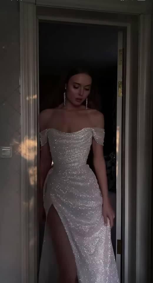 Beige schulterfreies, langes Pailletten-Abendkleid im Meerjungfrauenstil mit Schlitz, elegantes Abendkleid AB651