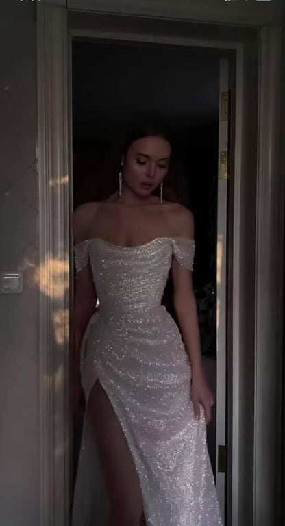 Beige schulterfreies, langes Pailletten-Abendkleid im Meerjungfrauenstil mit Schlitz, elegantes Abendkleid AB651