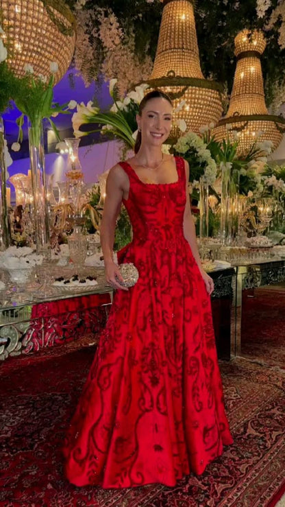 Wunderschönes, langes, formelles Abendkleid in A-Linie mit eckigem Ausschnitt und dunkelrotem Satin-Oberteil AB384