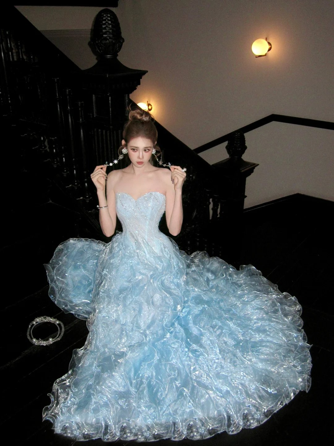 Robe de bal sobre en organza bleu à épaules dénudées, manches longues cape, à volants superposés, idéale pour une soirée de remise de diplômes (N054)