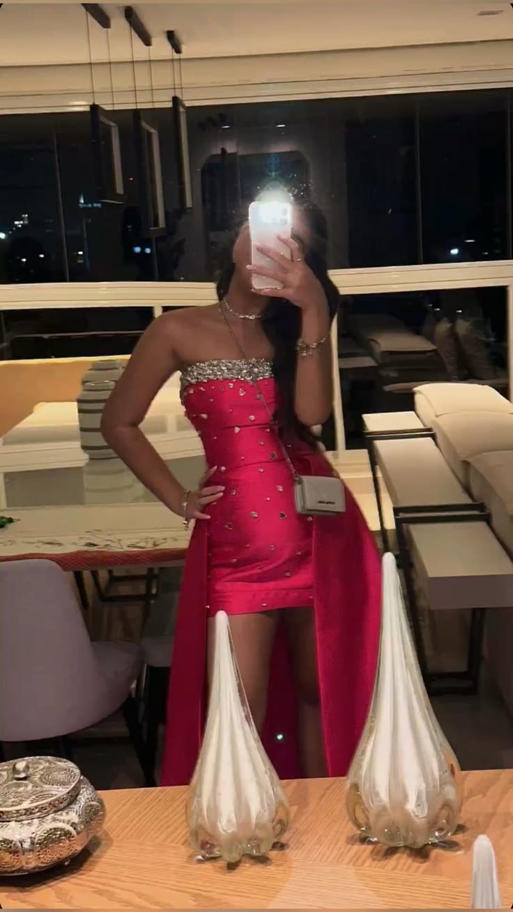 Bescheidenes Etuikleid, trägerlos, Hot Pink Satin mit Perlen, für Seniorinnen, 12. Klasse, kurz, Mini, ästhetisch, Homecoming Kleider RB4392