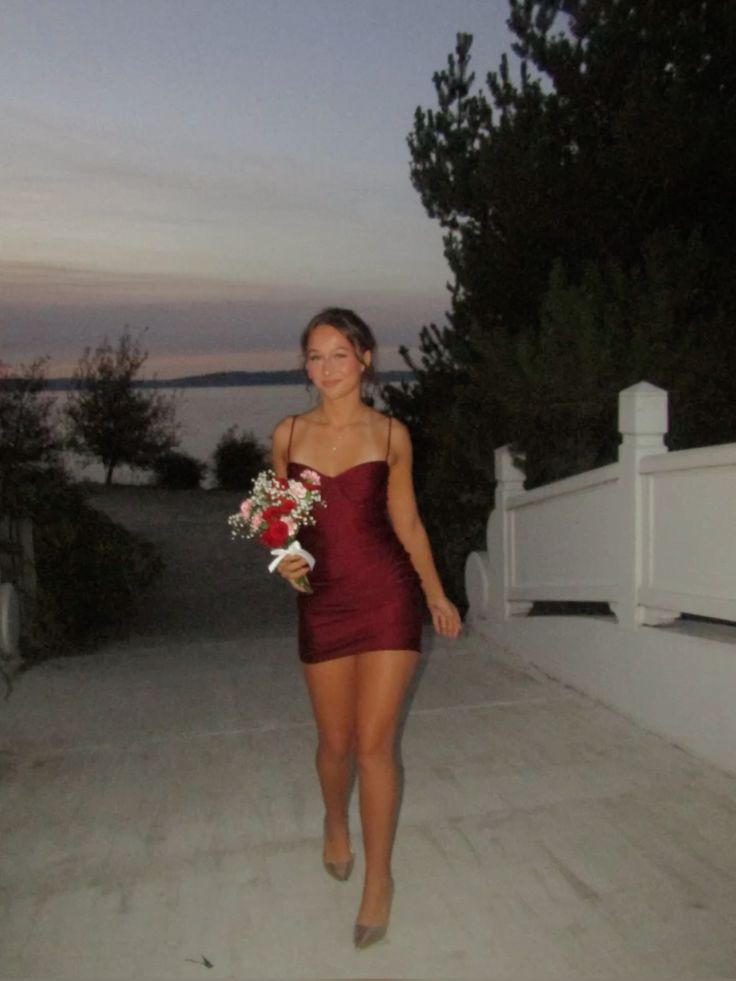 Sexy Sheath Spaghetti Strap Burgundy Sleeveless Short Homecoming Dresses Senior High School University Ideas Inspo Short Hoco Court Gowns RB7282
