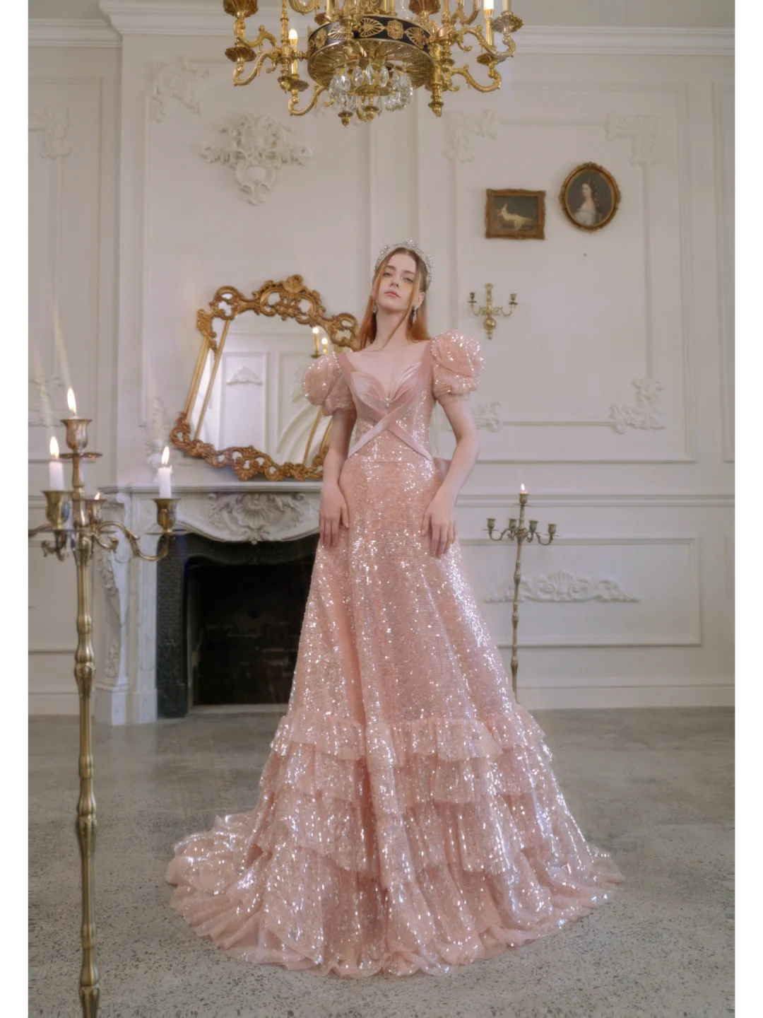 Robe de bal longue rétro en velours rose poudré à sequins, coupe trapèze, décolleté cœur. Idéale pour un 18e anniversaire. Robe de bal R1870
