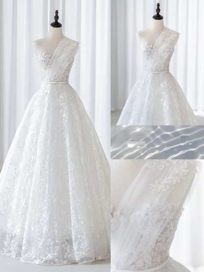 Einfaches Ballkleid, schulterfrei, aus Tüll und Spitze, weiß, tailliert und ausgestellt, bodenlang, mit Falten, Brautkleid AB1007