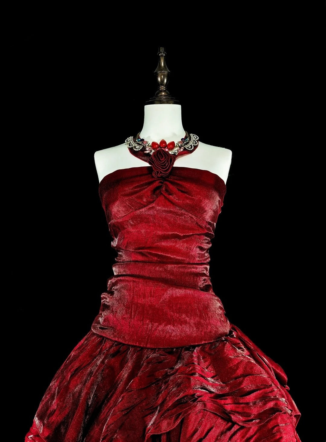 Robe de bal vintage bordeaux à dos nu et ourlet asymétrique, ornée de perles, longue, idéale pour les soirées et les fêtes (N1826)