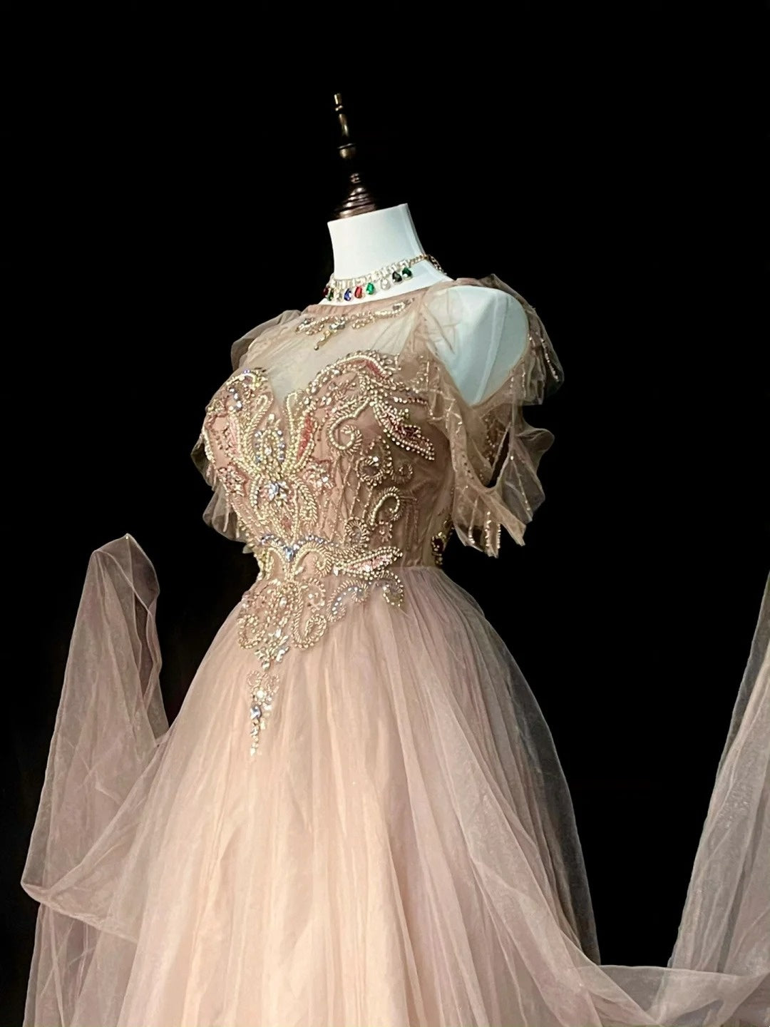 Elegantes, formelles College-Kleid in A-Linie aus champagnerfarbenem Tüll mit perlenbesetztem Oberteil – langes Ballkleid für Teenager (N1301)