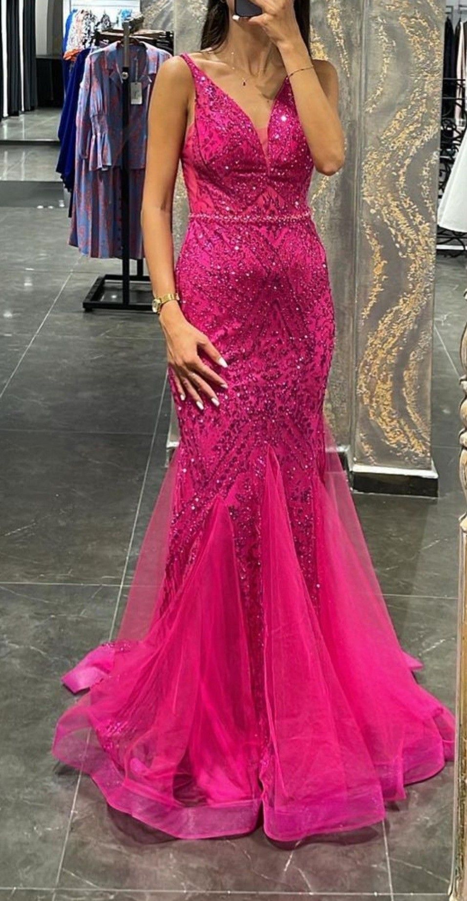 Atemberaubendes Meerjungfrauen-Abendkleid aus pinkfarbenem Tüll mit V-Ausschnitt und Perlenstickerei, AB1778