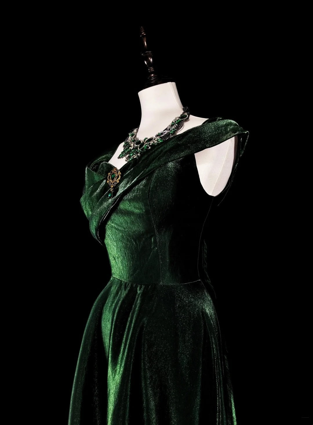 Robe de bal longue vintage en velours vert foncé à volants, coupe trapèze, décolleté cœur, idéale pour les lycéennes et les adolescentes (réf. N1672).