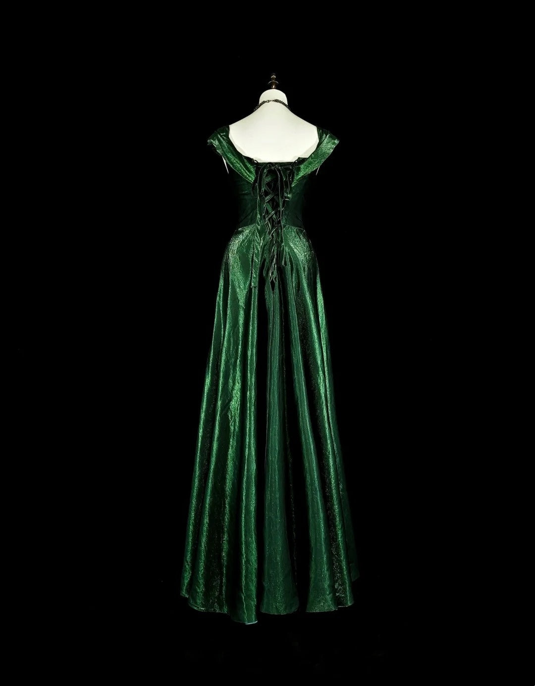 Robe de bal longue vintage en velours vert foncé à volants, coupe trapèze, décolleté cœur, idéale pour les lycéennes et les adolescentes (réf. N1672).