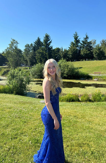 Funkelndes, trägerloses, königsblaues Meerjungfrauen-Abendkleid aus Spitze mit Applikationen, AB739