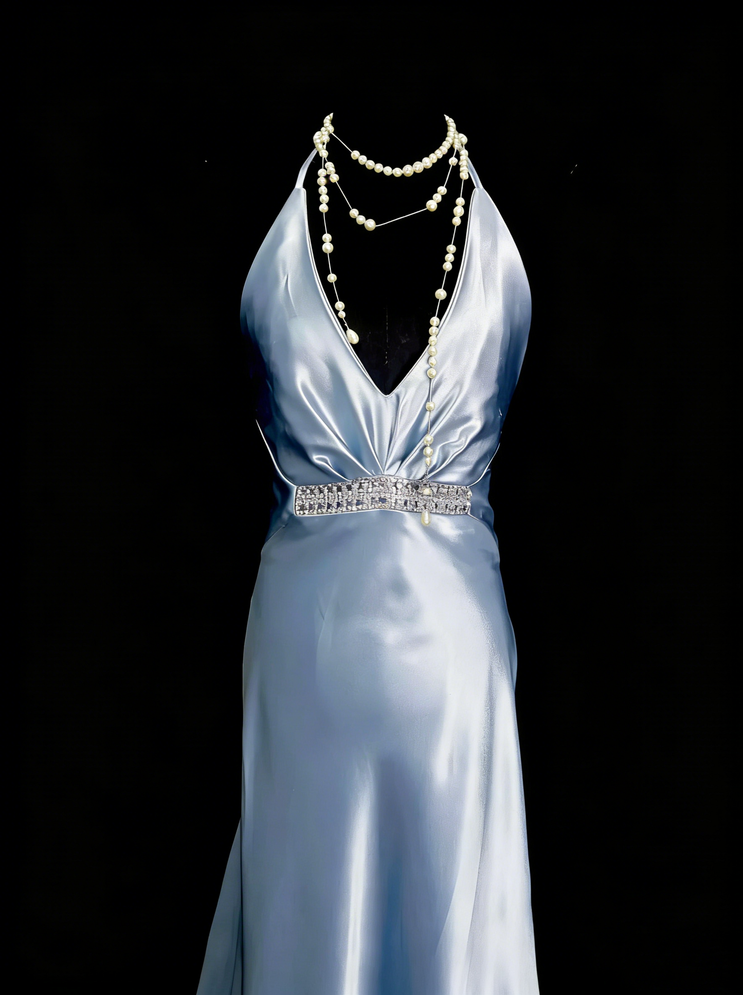 Robe de bal longue vintage années 80, coupe trapèze, dos nu, en satin bleu ciel clair, sans manches, référence N1446