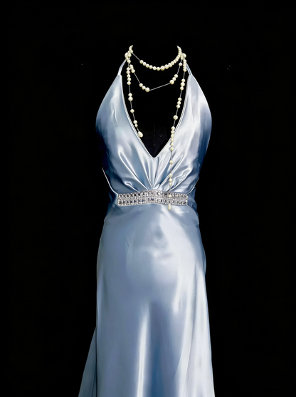 Robe de bal longue vintage années 80, coupe trapèze, dos nu, en satin bleu ciel clair, sans manches, référence N1446