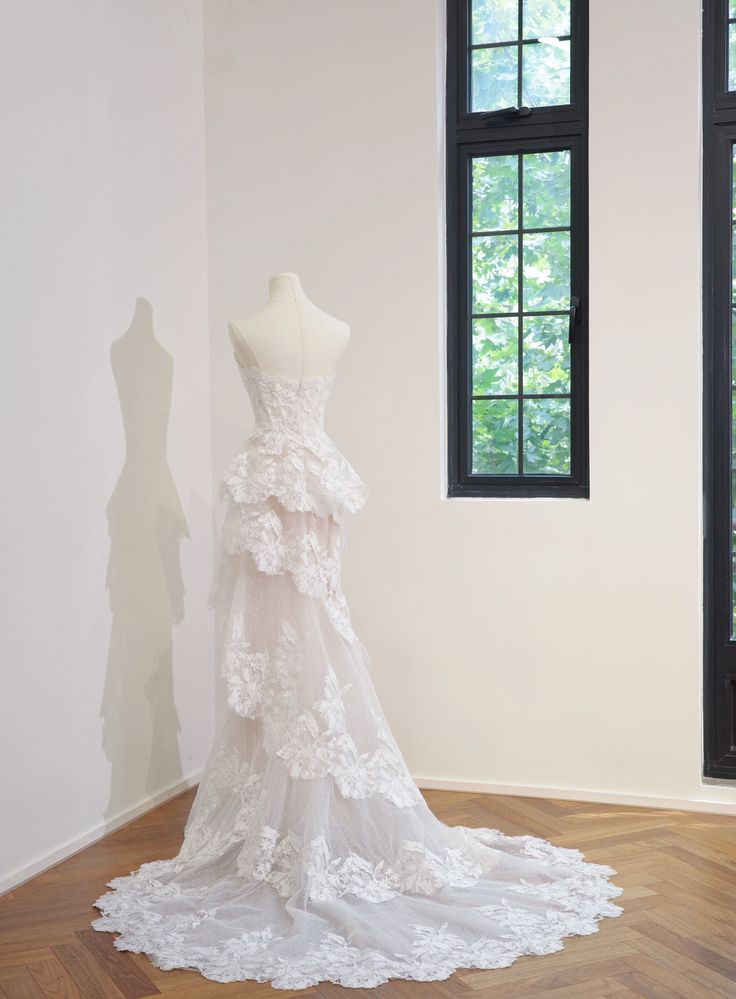 Elegantes Meerjungfrauen-Brautkleid für Damen mit herzförmigem Ausschnitt, mehrlagiger, plissierter Spitze und langer Schleppe AB1499