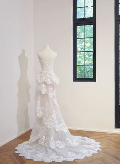 Elegantes Meerjungfrauen-Brautkleid für Damen mit herzförmigem Ausschnitt, mehrlagiger, plissierter Spitze und langer Schleppe AB1499