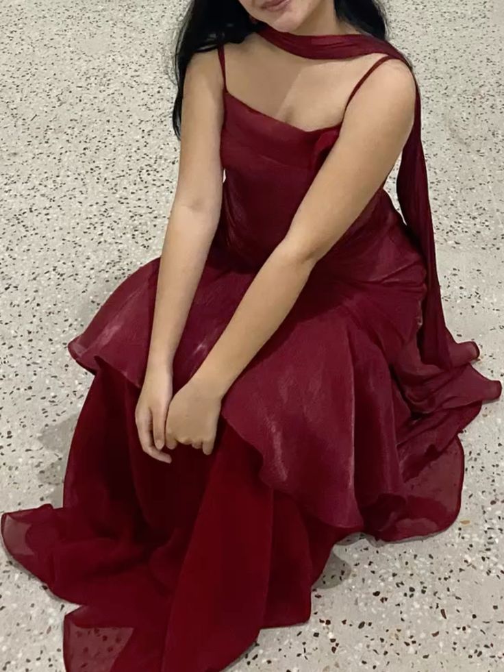 Robe de bal longue bordeaux en organza, coupe trapèze, bustier, avec foulard intégré. Idéale pour une invitée à un mariage ou une soirée (N286).