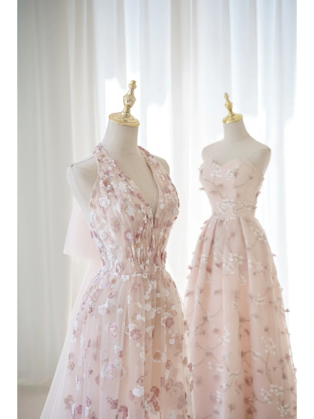 Niedliches, langes, rosafarbenes A-Linien-Abendkleid mit Neckholder und Blumenmuster aus Tüll – ein echter Hingucker zum 19. Geburtstag (AB1004)