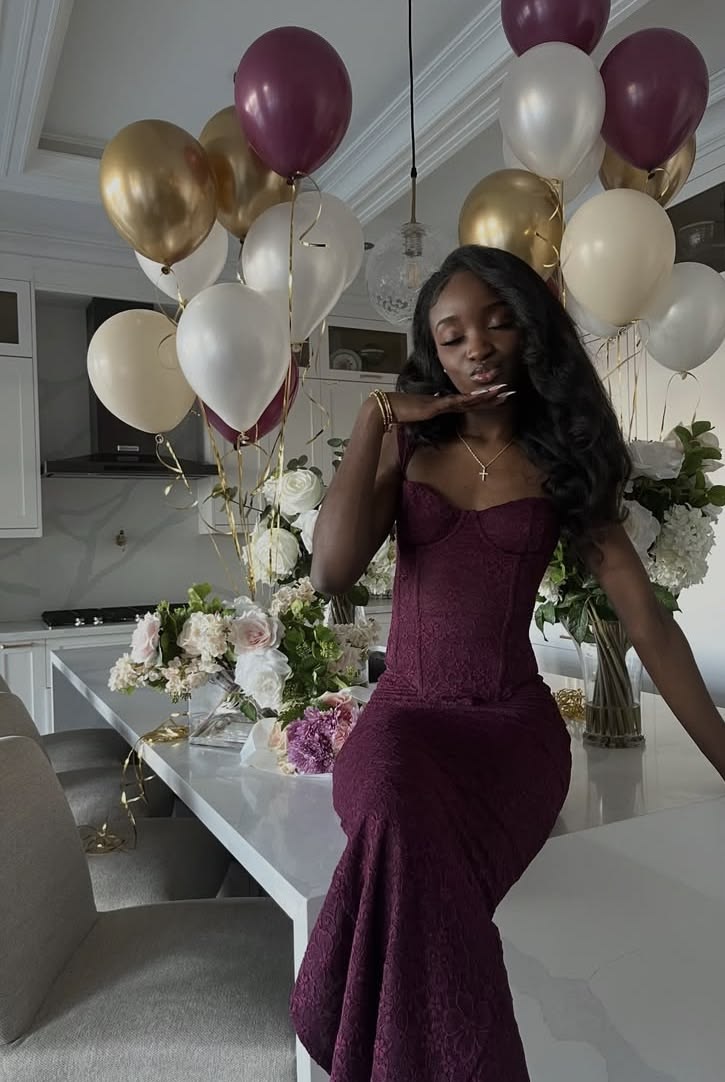 Robe de soirée sirène modest avec bretelles fines en dentelle violette, idéale pour les croisières, les 21 ans, et autres événements formels RB3885