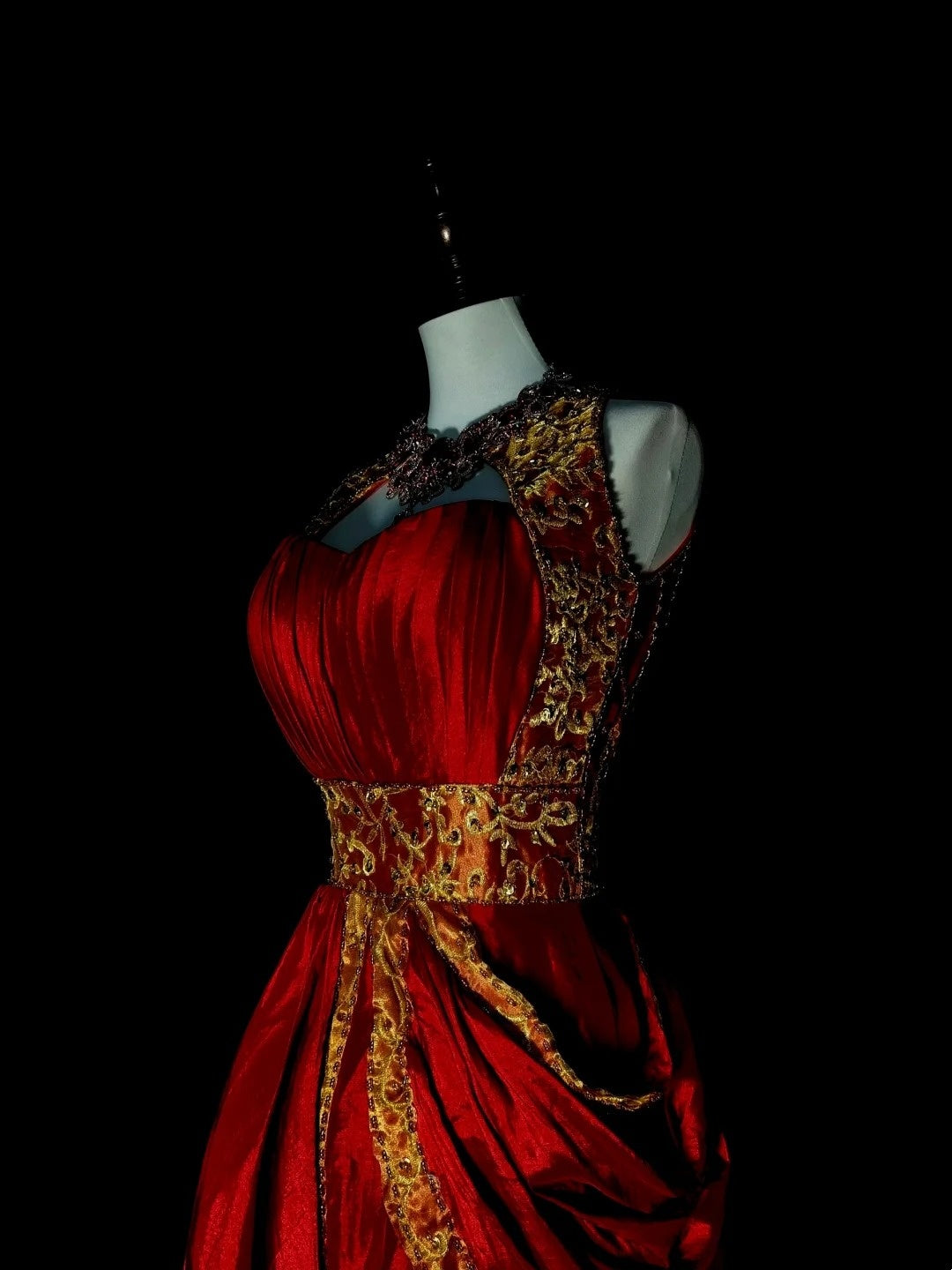 Robe de bal de fin d'année bordeaux, coupe trapèze, sans manches, ornée d'appliqués dorés, référence N1369