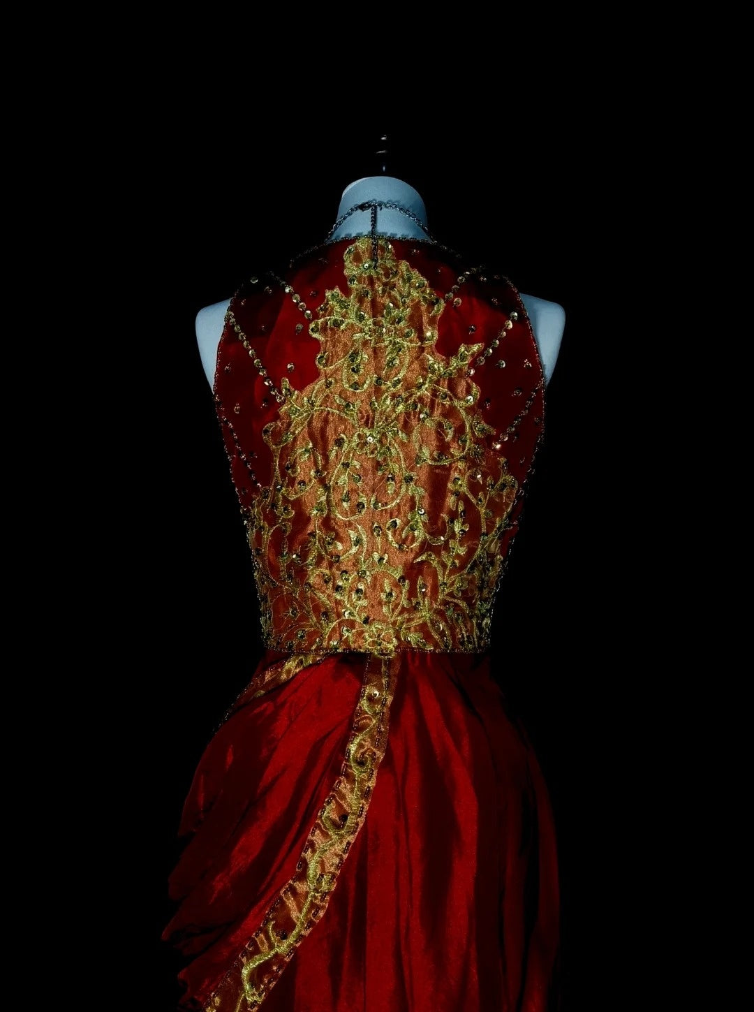 Robe de bal de fin d'année bordeaux, coupe trapèze, sans manches, ornée d'appliqués dorés, référence N1369