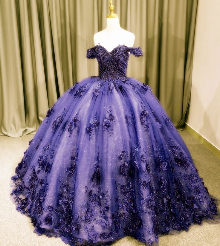 Robe de bal intemporelle à épaules dénudées en tulle et dentelle couleur raisin, ornée d'appliques, idéale pour une quinceañera, un anniversaire ou une fête de 15 ou 16 ans (AB1092).