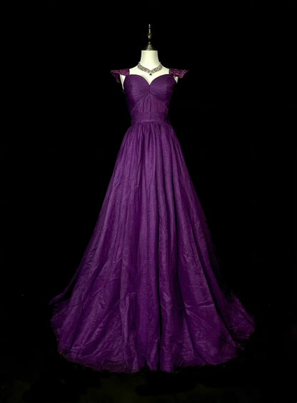 Robe de bal de fin d'année sobre, coupe trapèze, décolleté cœur, en mousseline de soie couleur raisin, sans manches, modèle N1377