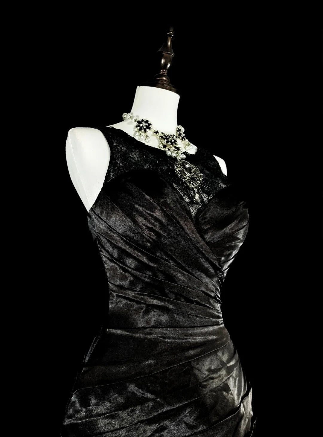 Robe de bal longue sirène plissée en satin, sans manches, col bateau, années 1960, N1574