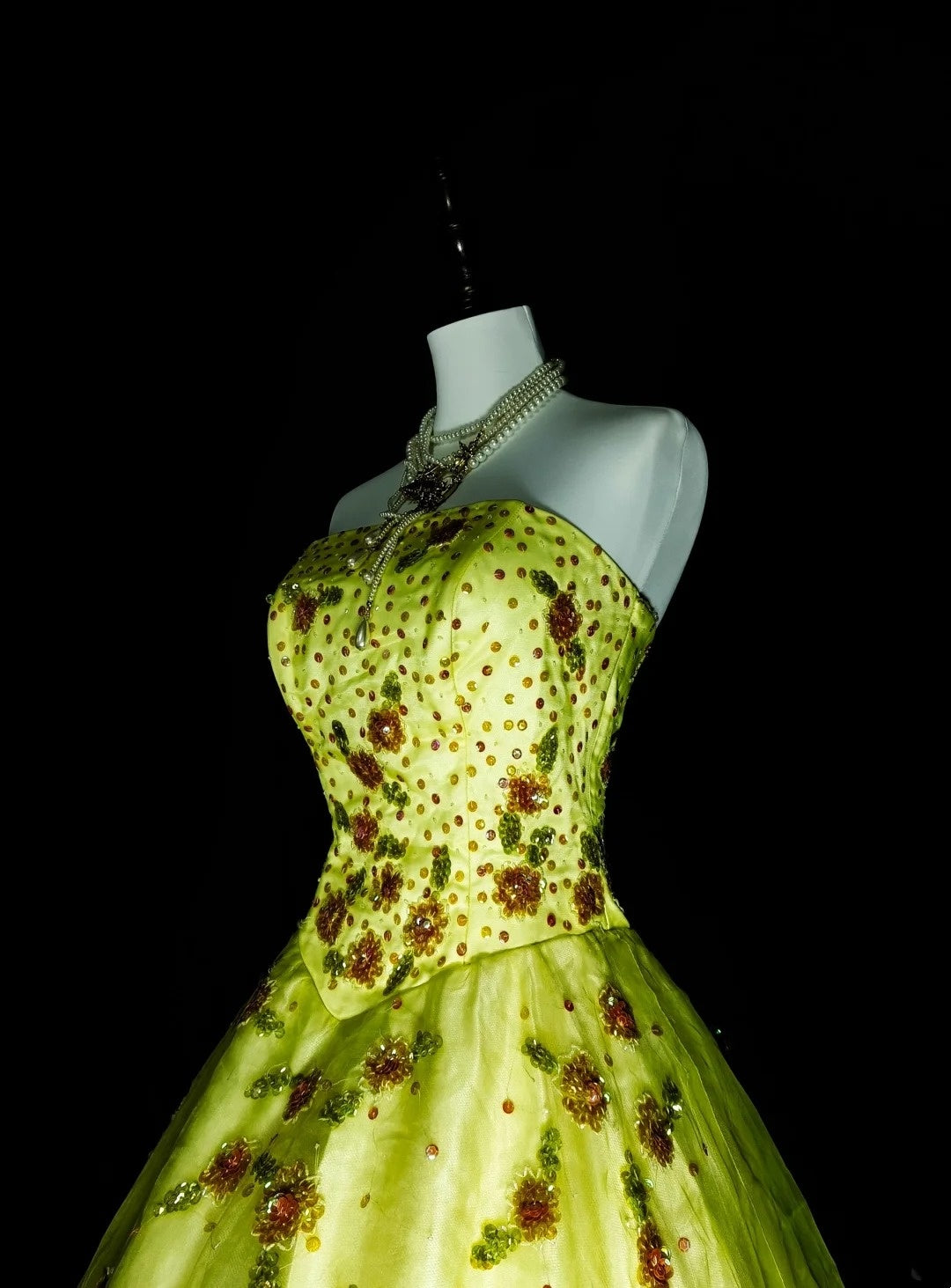 Robe de bal chic sans bretelles en tulle vert ornée de perles, longue, tenue de soirée pour les jeunes filles (N1379).