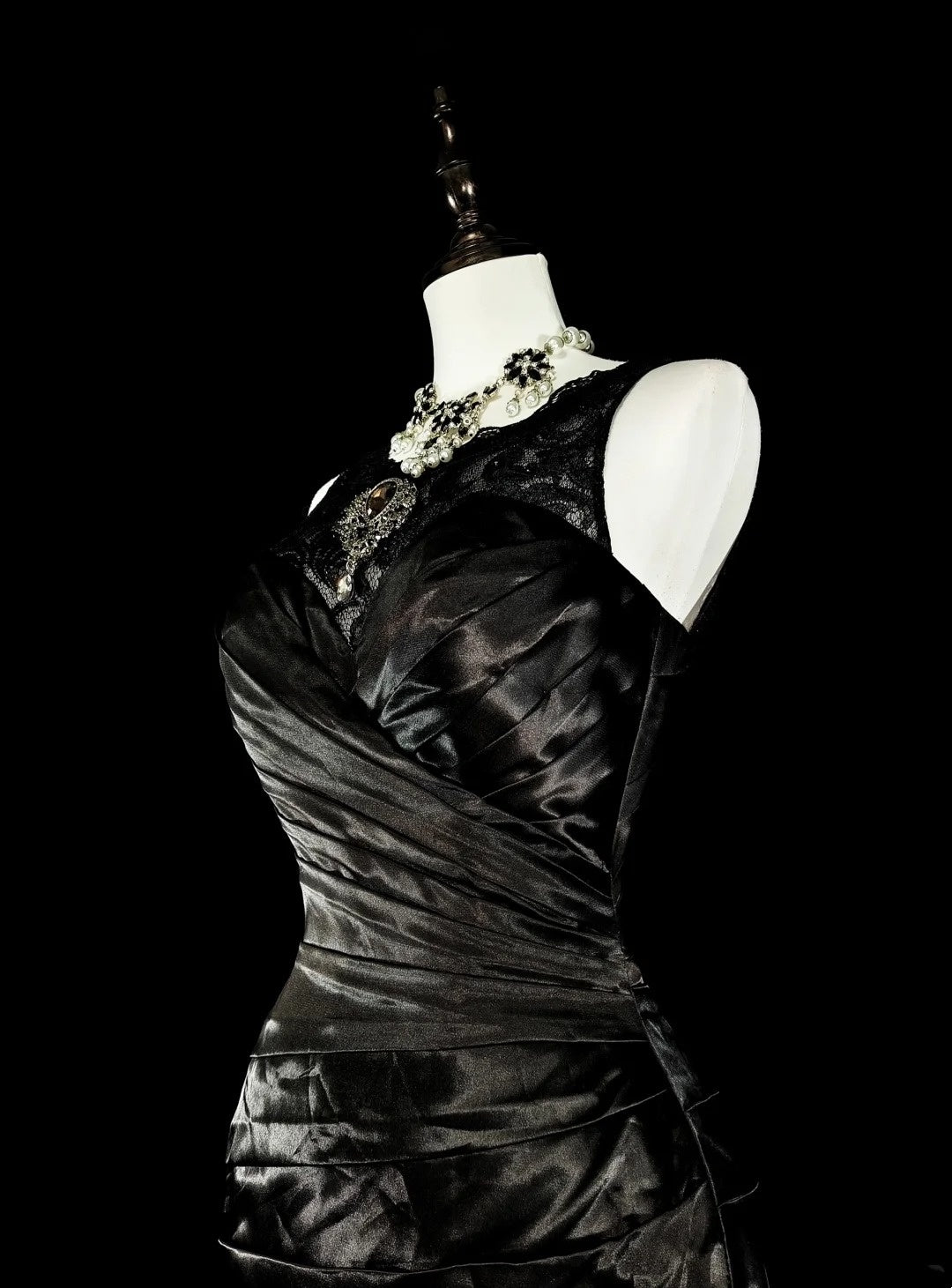 Robe de bal longue sirène plissée en satin, sans manches, col bateau, années 1960, N1574