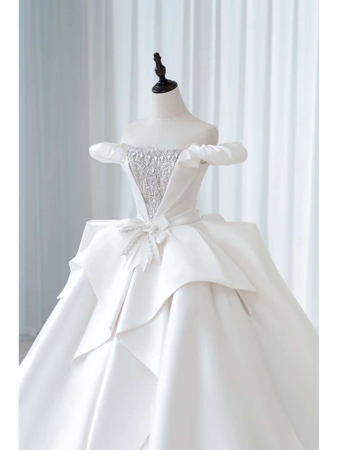 Schlichtes Ballkleid, schulterfrei, aus Satin und Spitze, weiß, tailliert und ausgestellt, bodenlang, mit Falten, Hochzeitskleid AB1010