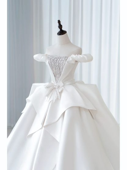 Schlichtes Ballkleid, schulterfrei, aus Satin und Spitze, weiß, tailliert und ausgestellt, bodenlang, mit Falten, Hochzeitskleid AB1010