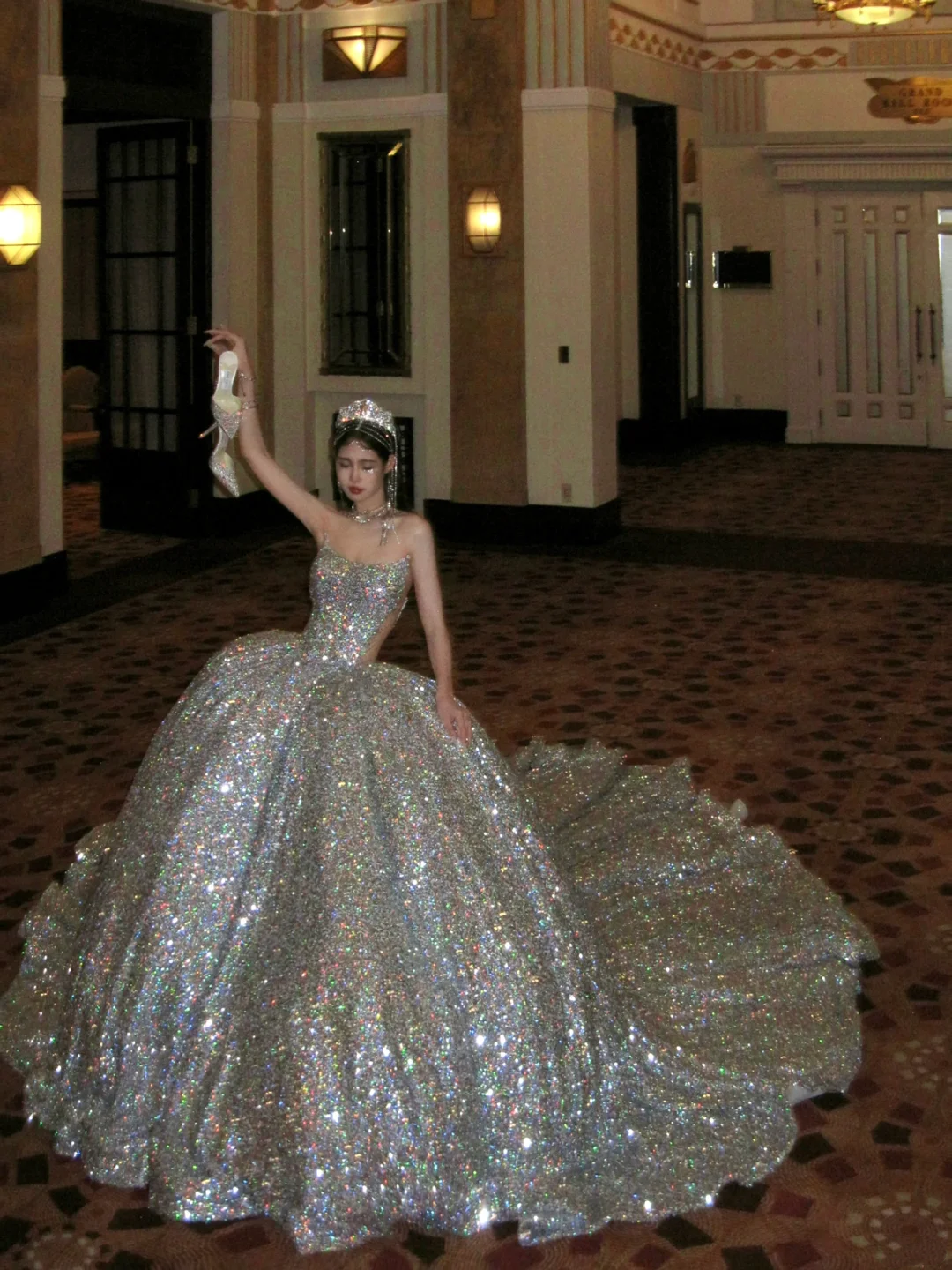 Robe de bal longue à paillettes argentées sans bretelles, sans sequins, idéale pour une quinceañera, un anniversaire de luxe ou une soirée Sweet 15/16 (N072)
