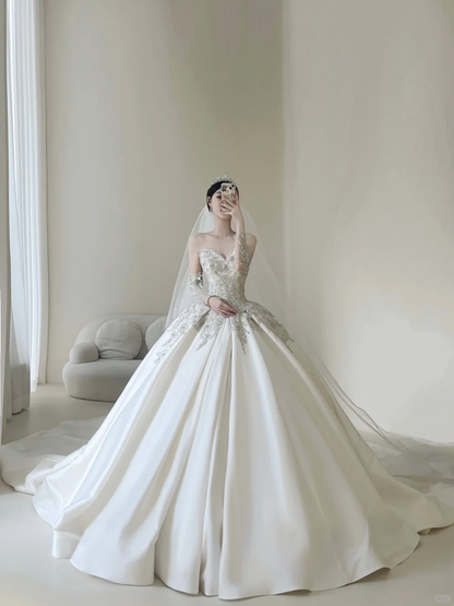 Robe de mariée princesse avec gants, ornée d'appliqués de dentelle et décolleté cœur, style princesse, modèle AB881