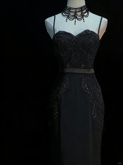 Robe de soirée longue noire à fines bretelles spaghetti et appliques perlées, style sirène chic, idéale pour un bal de promo ou un mariage (N918).