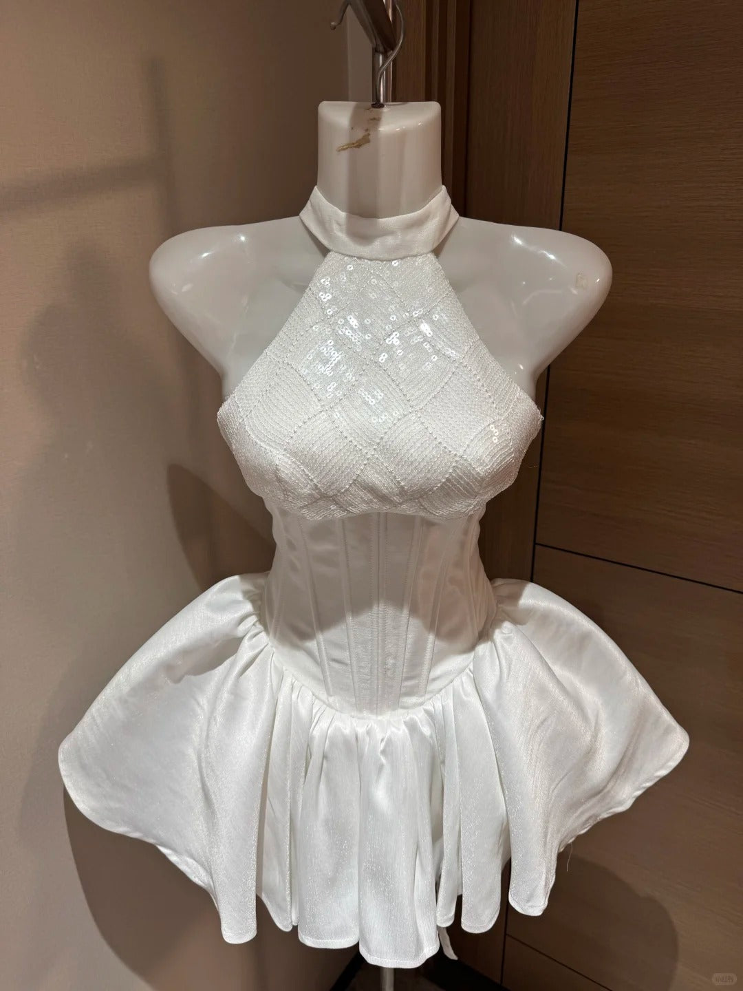 Mignonne Robe de Bal Col Montant Pailletée Blanche Soirée à Rio Inspiration Robes de Hoco Idées Robes de Retour à la Maison RB4032