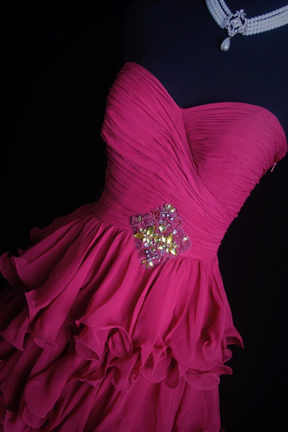 Robe de bal longue rétro années 2000, coupe trapèze, décolleté cœur, en mousseline rose à volants. Inspiration pour une tenue de 19e anniversaire. Robe de soirée N501