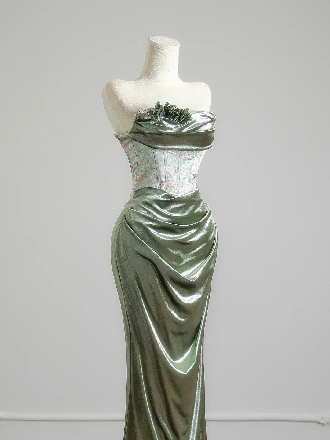 Romantisches, trägerloses Meerjungfrauen-Abendkleid in Salbeigrün mit Rüschen – ein beeindruckendes Outfit für den 18. Geburtstag (Partykleid N397)
